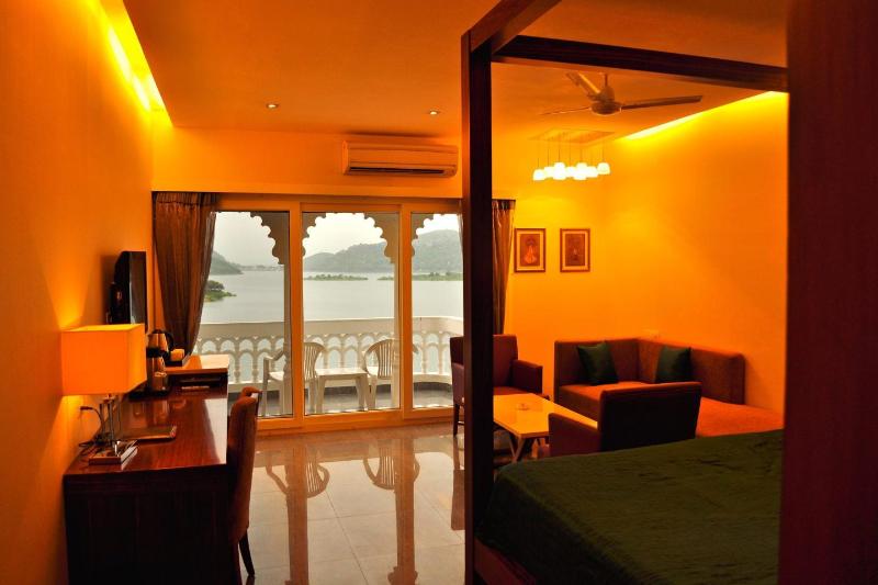 هتل Jaisamand Island Resort