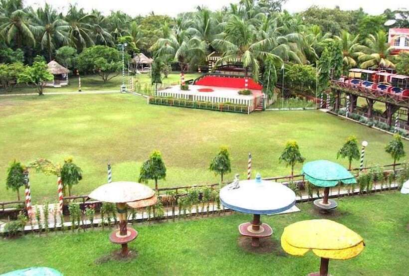 هتل Palm Village Resort