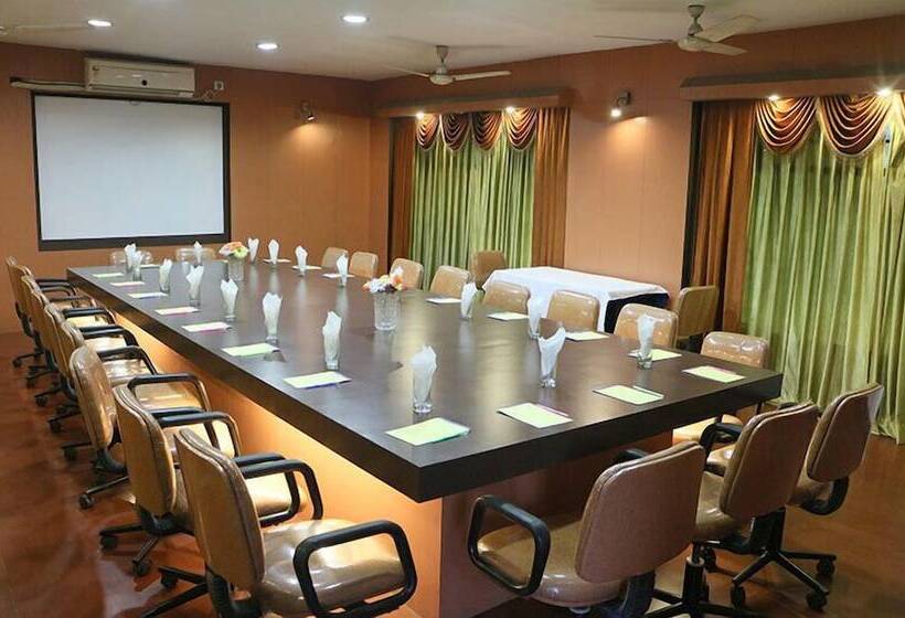 هتل Palm Village Resort