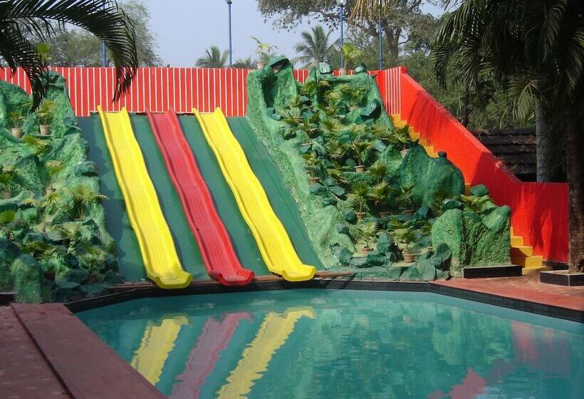 هتل Palm Village Resort