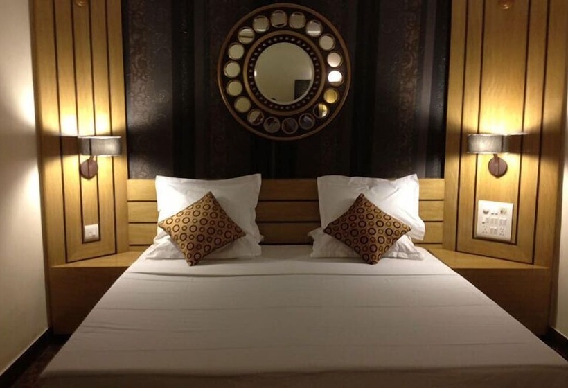 هتل Palm Village Resort