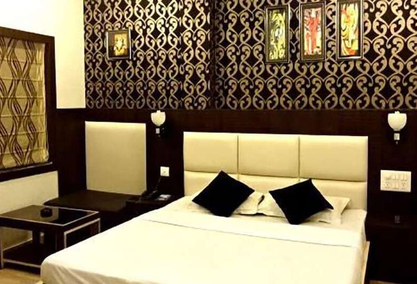 هتل Palm Village Resort