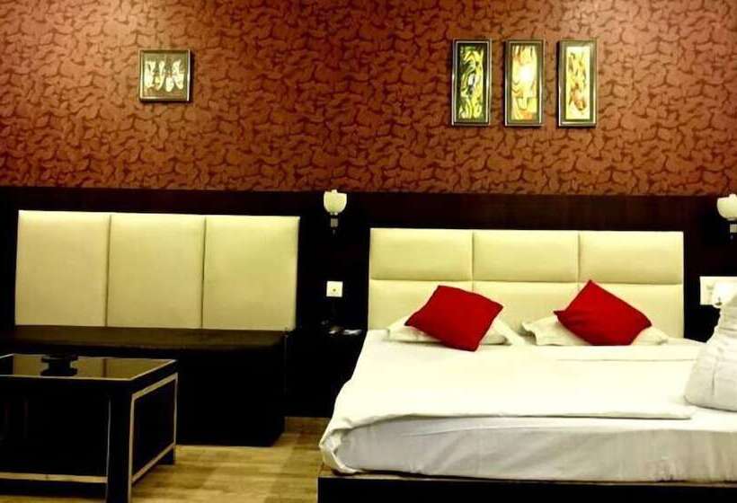 هتل Palm Village Resort