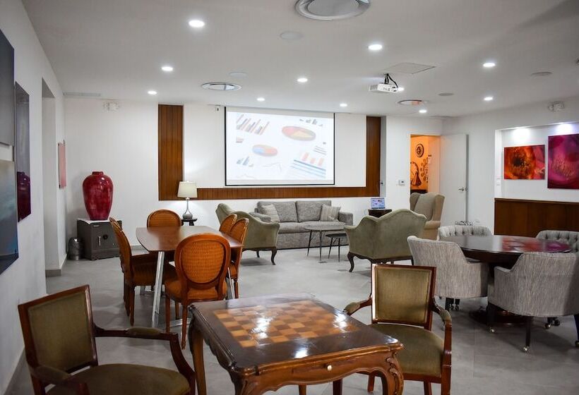 Отель Plaza Cuatro Cienegas