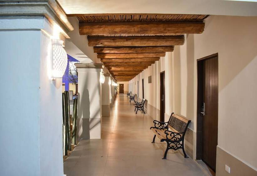 Отель Plaza Cuatro Cienegas