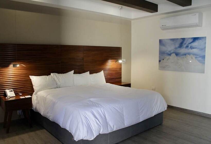 Отель Plaza Cuatro Cienegas