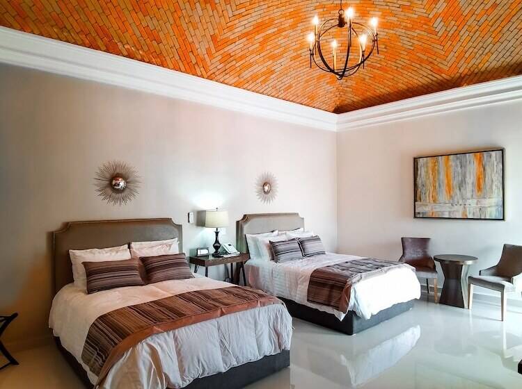 Отель Plaza Cuatro Cienegas