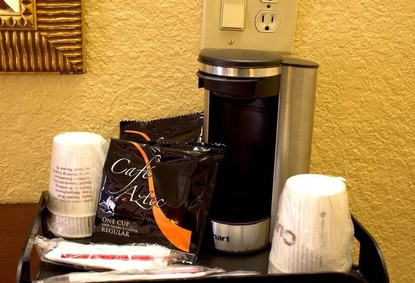 فندق Polynesian Inn