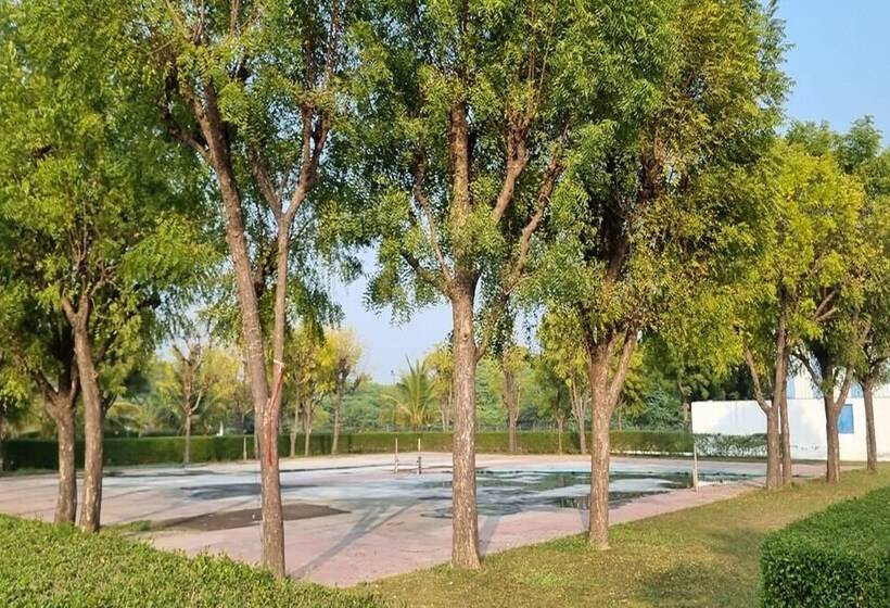 בית מלון כפרי Rupis Resort Near Udaipur Airport