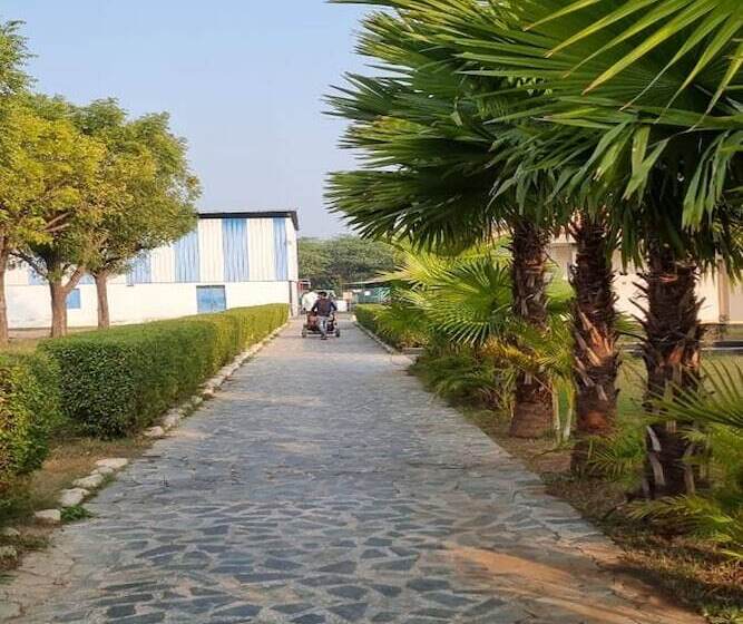 בית מלון כפרי Rupis Resort Near Udaipur Airport