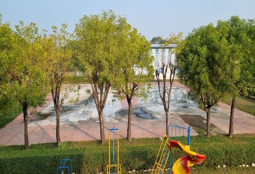 בית מלון כפרי Rupis Resort Near Udaipur Airport