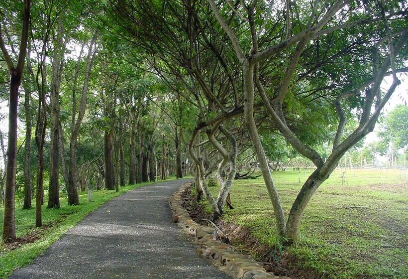 منتجع Village Farm & Winery