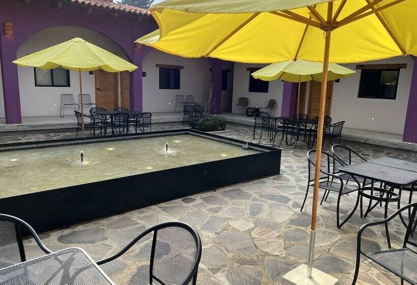 ユースホステル Hostal De La Montaña