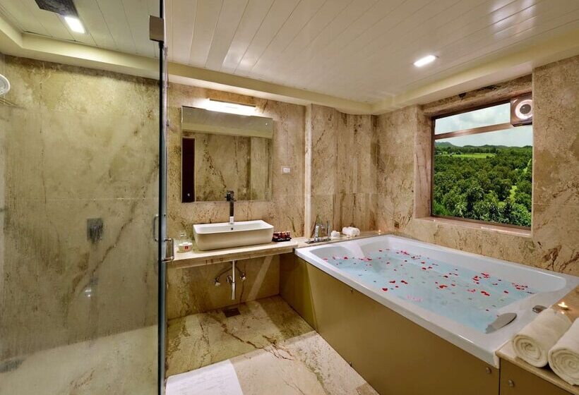 בית מלון כפרי Sarovar Portico Sasangir