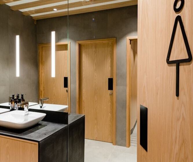 هتل Sleep  N Fly Sleep Lounge, North Node   Transit Only