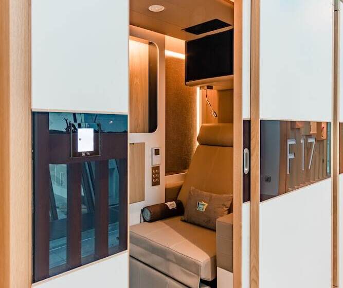 هتل Sleep  N Fly Sleep Lounge, North Node   Transit Only