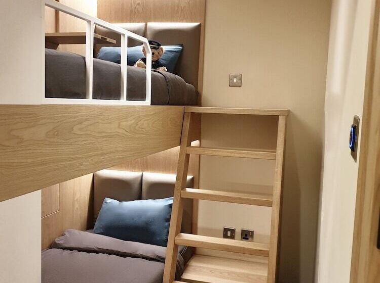 هتل Sleep  N Fly Sleep Lounge, North Node   Transit Only