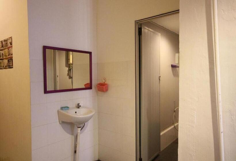 Cocoa Mews Cafe & Homestay   Hostel