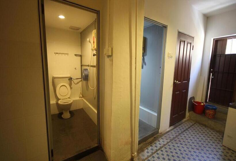 Cocoa Mews Cafe & Homestay   Hostel