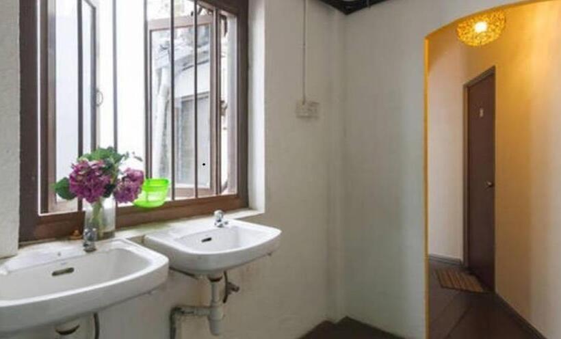 Cocoa Mews Cafe & Homestay   Hostel