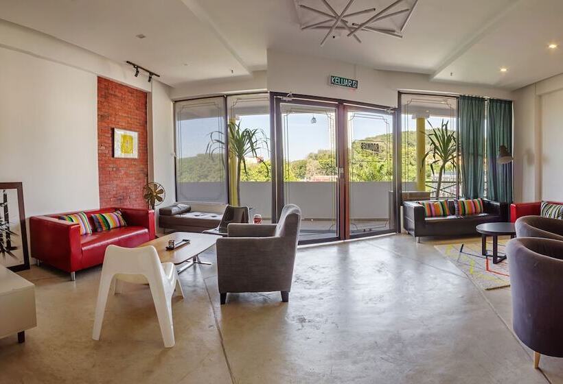 הוסטל Roomies Suites