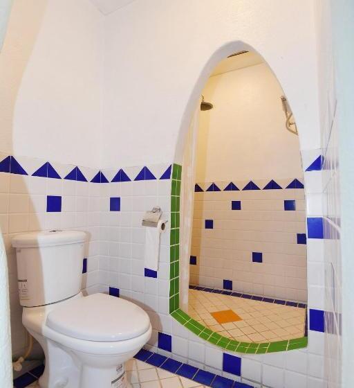 تختخواب و صبحانه Rock House