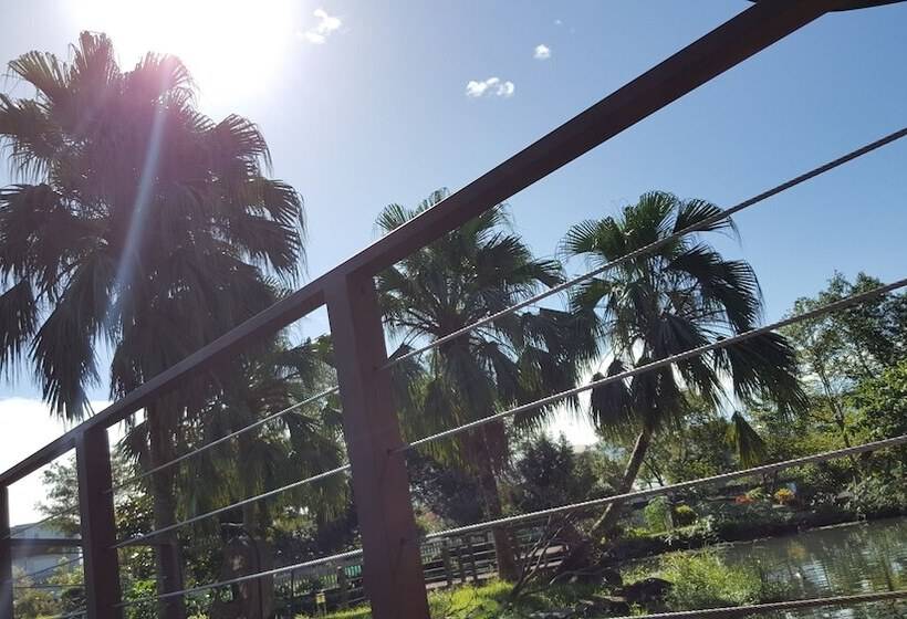 تختخواب و صبحانه The House Of Water