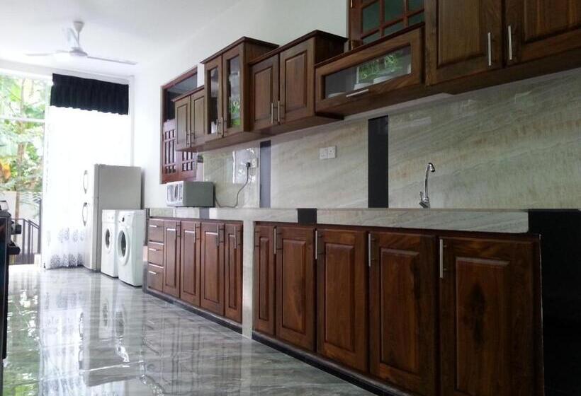 Coral Palm Villa And Apartment