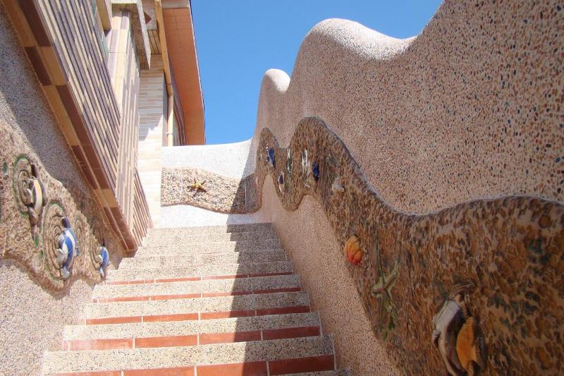 تختخواب و صبحانه Family Pottery