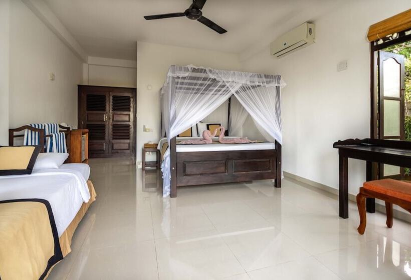 ホテル Ananthaya Beach