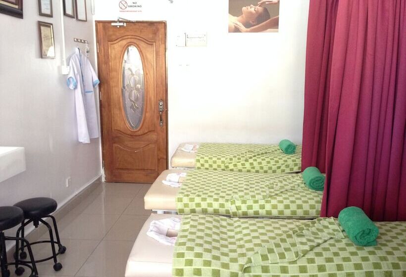 בית מלון כפרי Ferringhi Heritage Budget