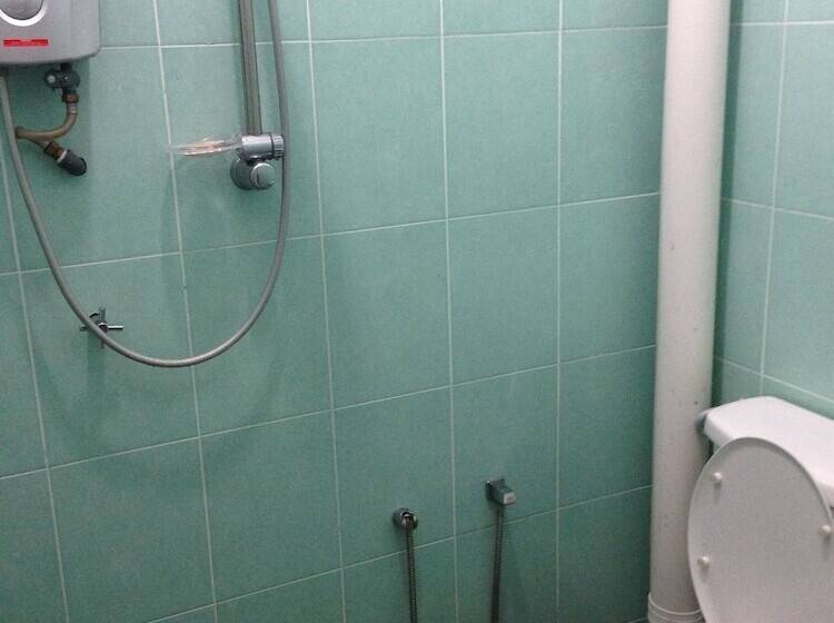 בית מלון כפרי Ferringhi Heritage Budget