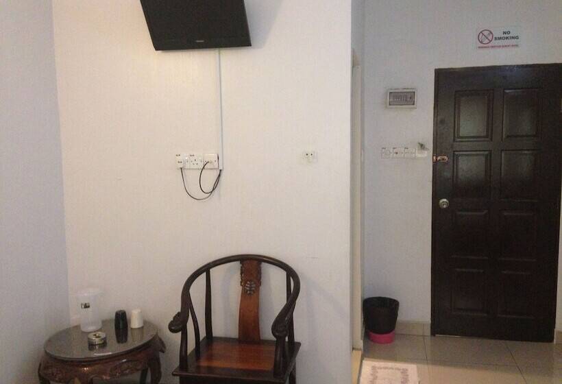 בית מלון כפרי Ferringhi Heritage Budget