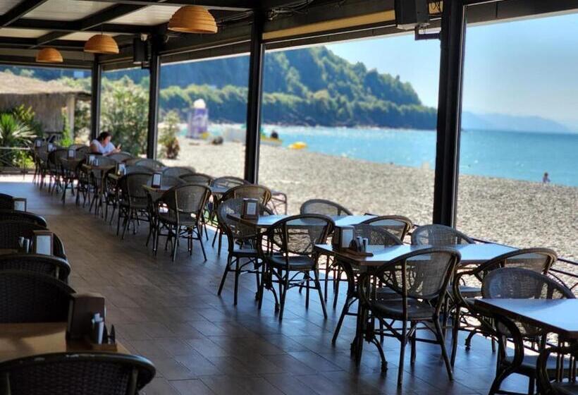 هتل Neptun Kvariati