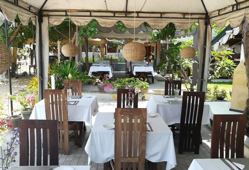 Отель The Villa