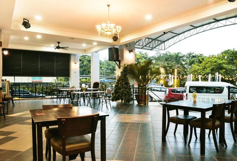 Leisure Cove Hotel & Apartments