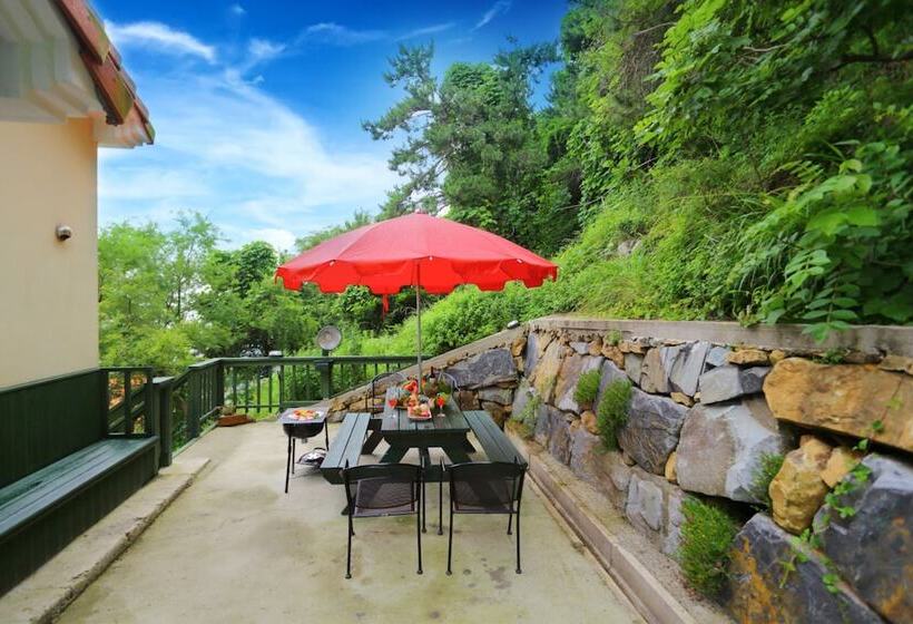 Namhae Montmartre Pension