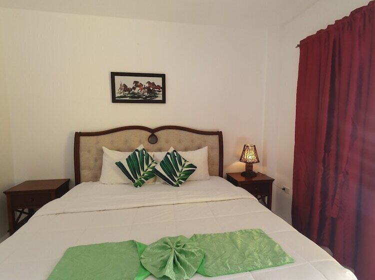 پانسیون Moalboal Tropics