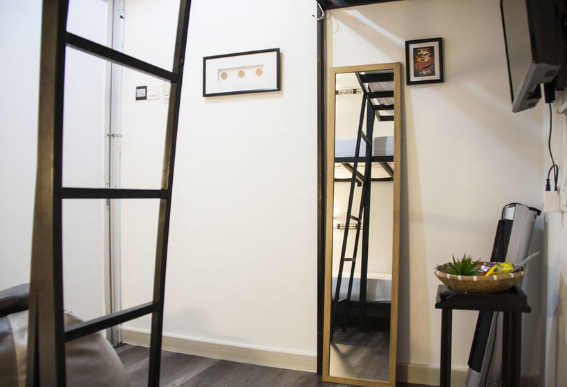 Roomies Boutique Bed & Breakfast  Hostel