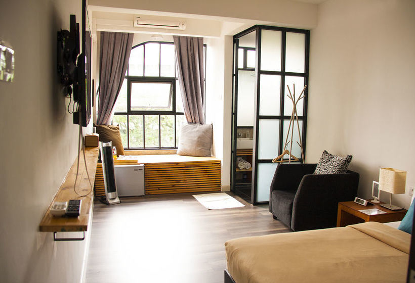 Roomies Boutique Bed & Breakfast  Hostel