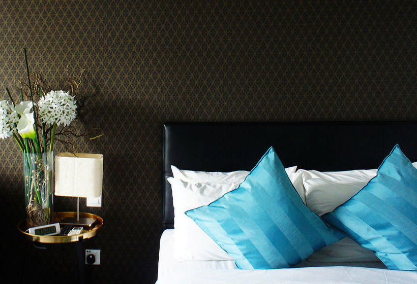 Roomies Boutique Bed & Breakfast  Hostel