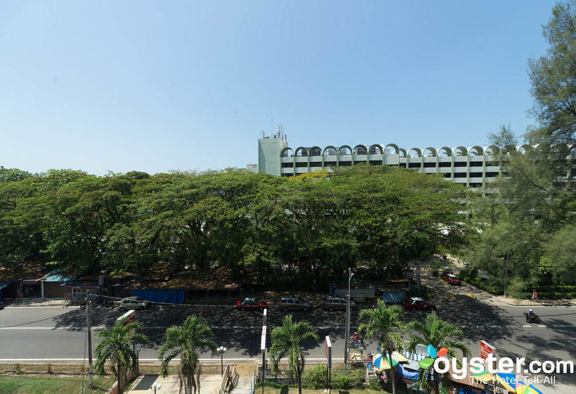 Roomies Boutique Bed & Breakfast  Hostel