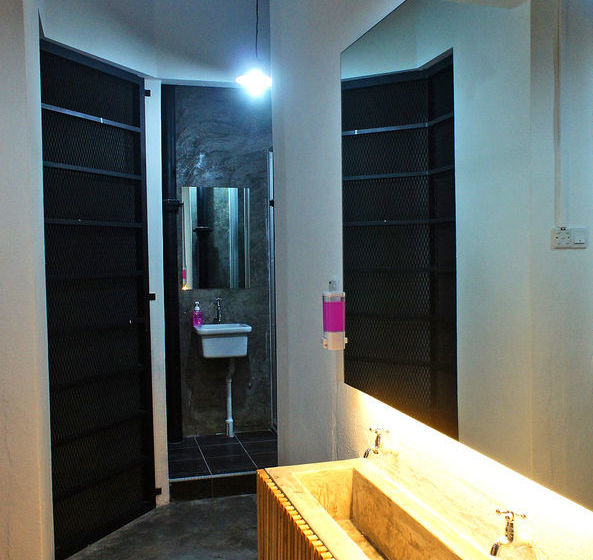 Roomies Boutique Bed & Breakfast  Hostel