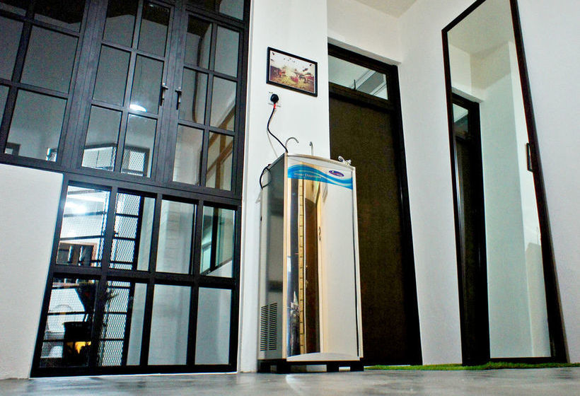 Roomies Boutique Bed & Breakfast  Hostel