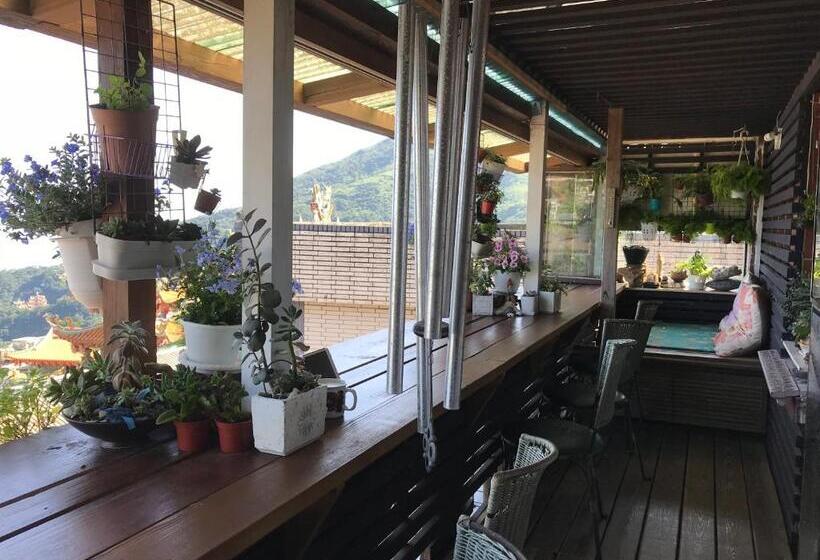 تختخواب و صبحانه A Home