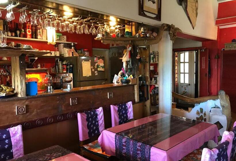 تختخواب و صبحانه A Home