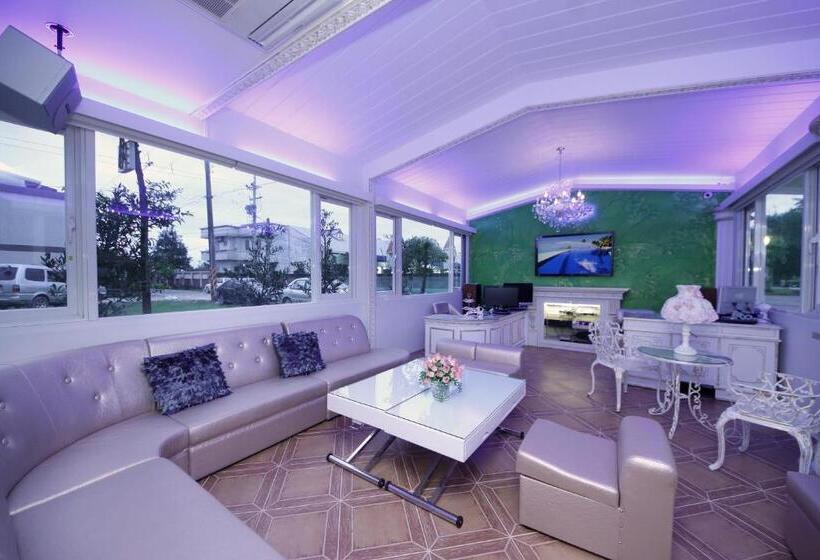 تختخواب و صبحانه Avica Homestay