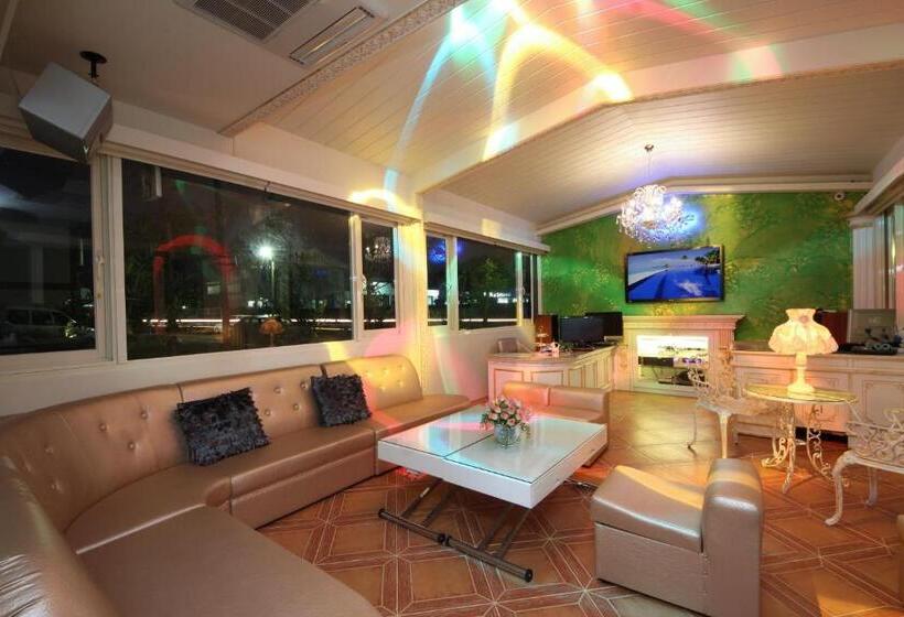 تختخواب و صبحانه Avica Homestay