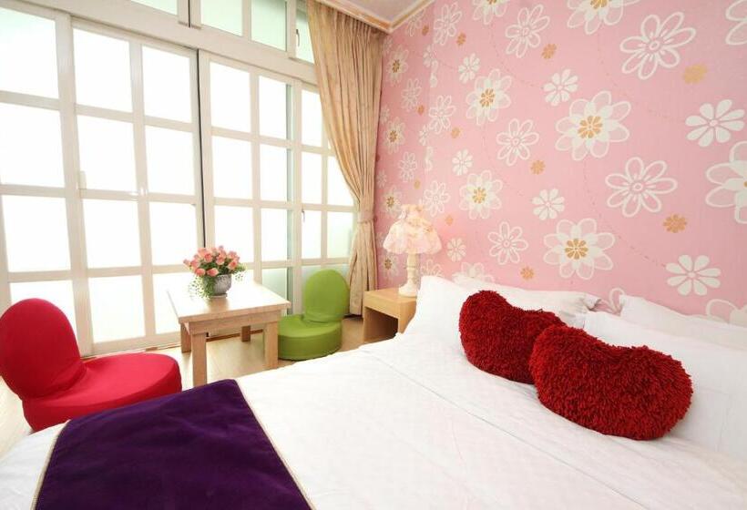 تختخواب و صبحانه Avica Homestay