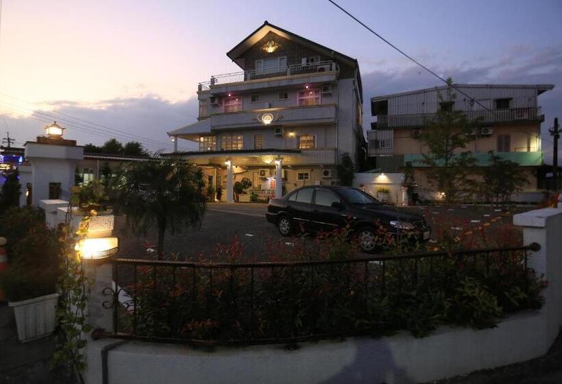 تختخواب و صبحانه Avica Homestay